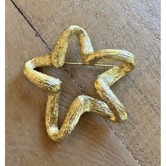 Vintage St John Open Star Brooch Pin Gold Tone Star Brooch Used - Picture 1 of 9